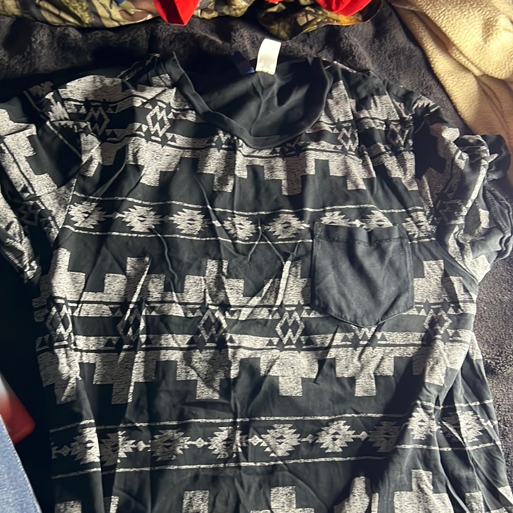Black short sleeve shirt